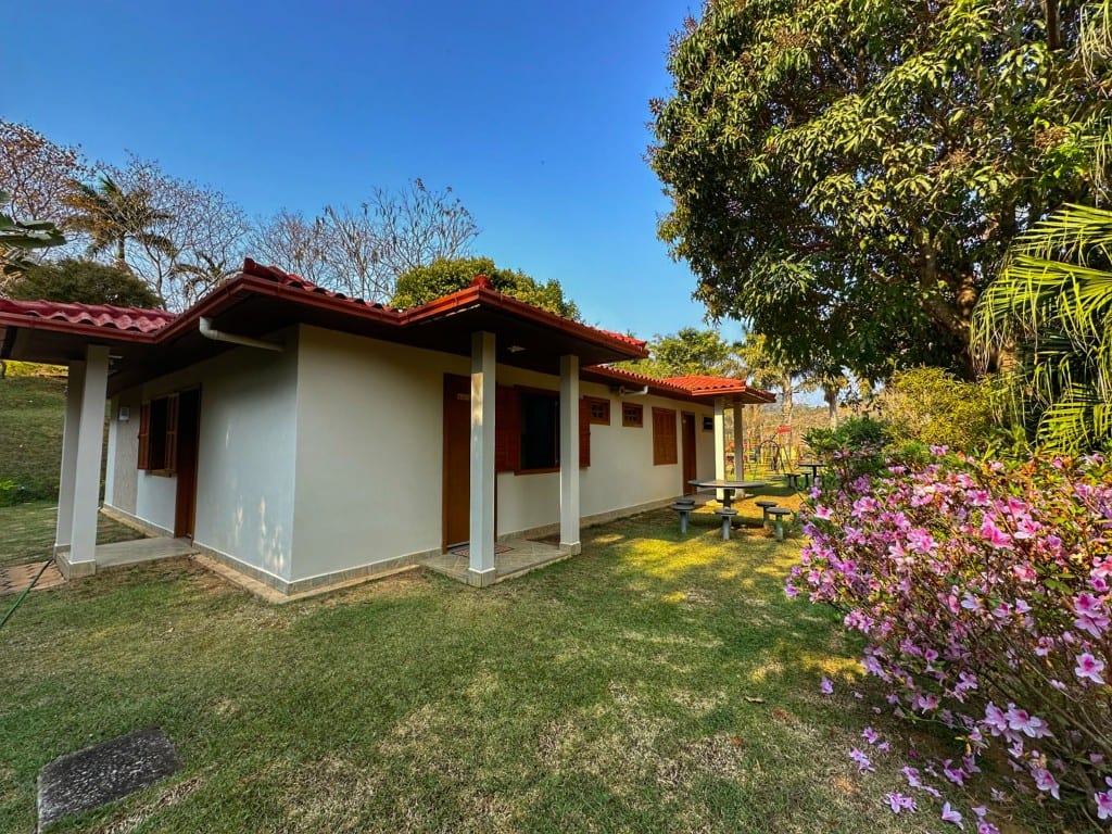 Suíte Azaleia com azaleias no jardim